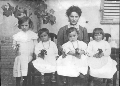 Nonno Albino (terzo da sinistra) con la sua mamma Delfina e le sorelle più anziane durante la prima guerra mondiale