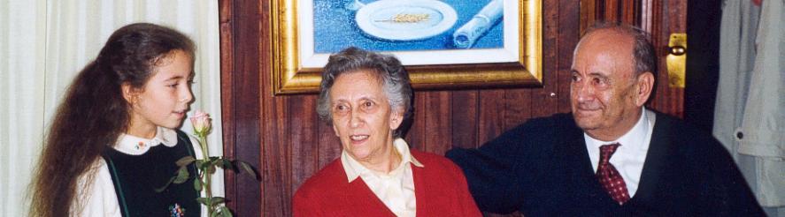 Da sinistra la nipotina Eleonora Chioli, la nonna scrittrice Andreina Acquarone e il nonno Albino Chioli