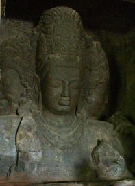 Shiva a tre teste nelle Grotte dell'isola di Elephanta - Immagine riprodotta e ridotta da http://www.andrewhammel.com/bom%20monumental%20shiva%20head_edited.jpg